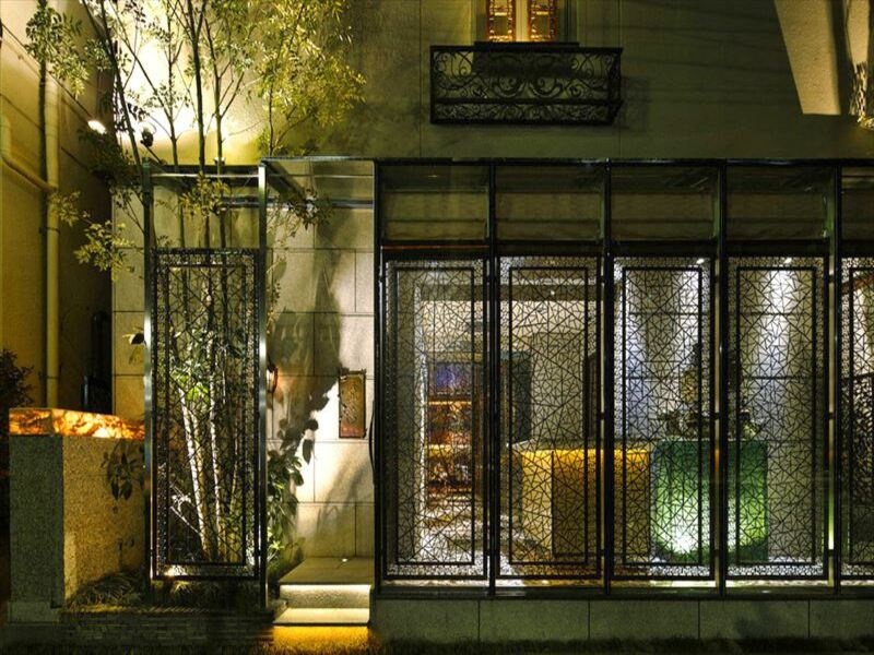 【外観】
田町駅を芝浦方面に徒歩5～6分。
店内の内装にはとことんこだわり、フランスの宮殿を思わせる豪華と美しさを極めた高級感のある空間になっております。