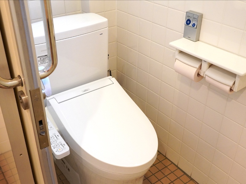 ウォシュレット＆ウォームレット式のトイレです。(トイレは男女別)