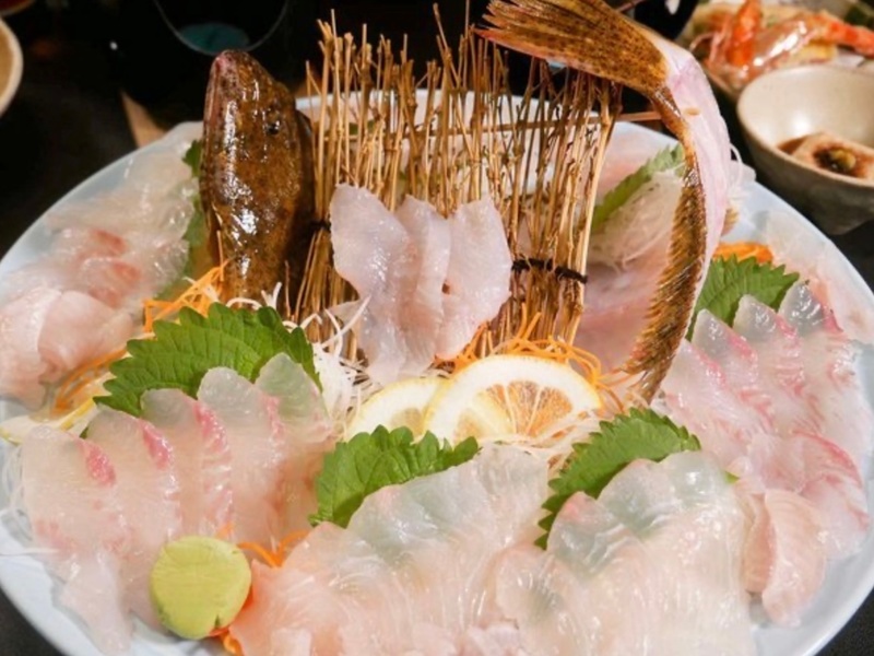 鮃姿造り（写真は4名盛です）