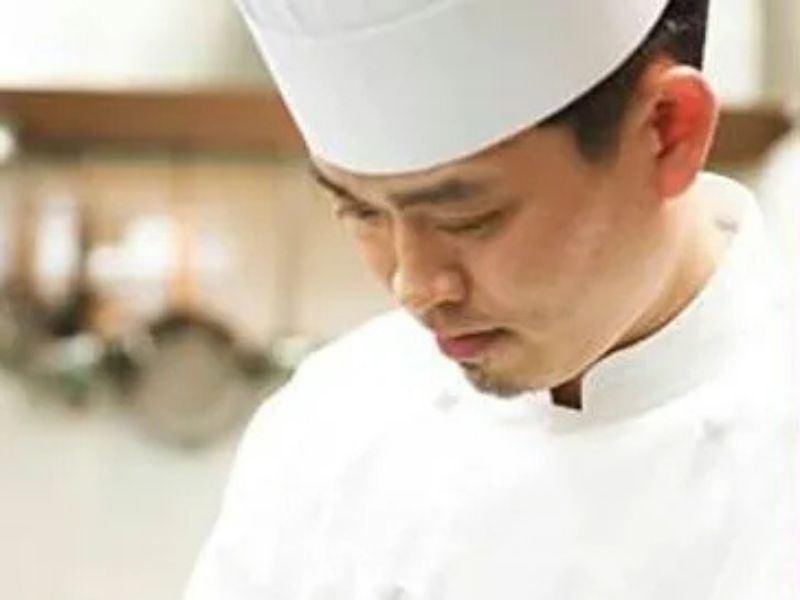 北野ホテル出身で神戸エリアの食べログで一位を獲得するなど、お客様満足を常に考えたお料理を提供し続ける豊後シェフ。