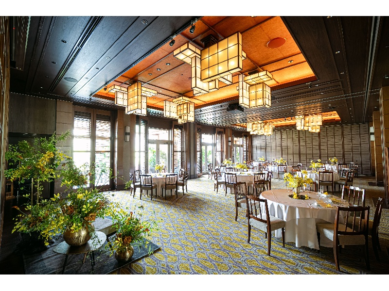 会場を彩る装花も専属のフローリストがご提案。テーブルクロスのお色を指定したりなど会場コーディネートにもこだわることができます。