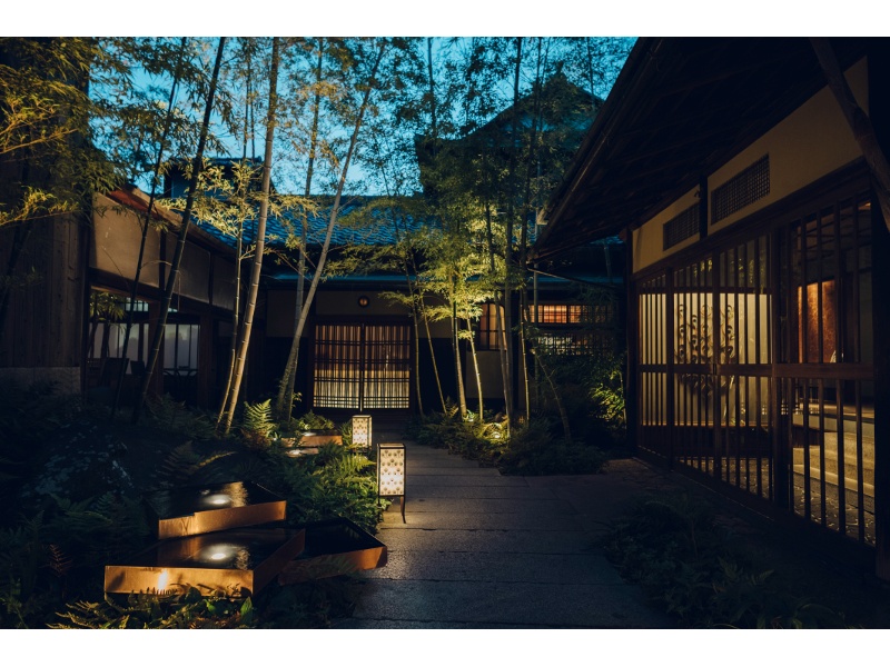 重厚な日本建築の正門の奥はまだ誰も知らない京都の隠れ家。大正の粋と平成のトレンドがひとつに結ばれた、大人の雰囲気が漂う空間で特別なパーティを。