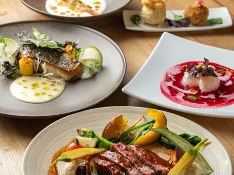 本場スペインのガストロノミーをカジュアルに楽しめるモダンスパニッシュ。洗練された空間で過ごす特別なひとときを。