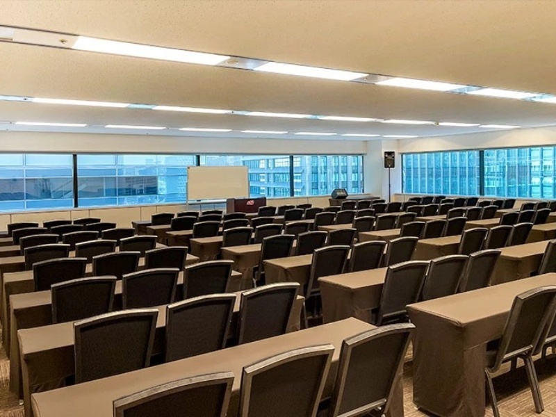 窓一面に広がる明るい会議室。開放感のある空間で、セミナーや講演会を快適に開催できます。