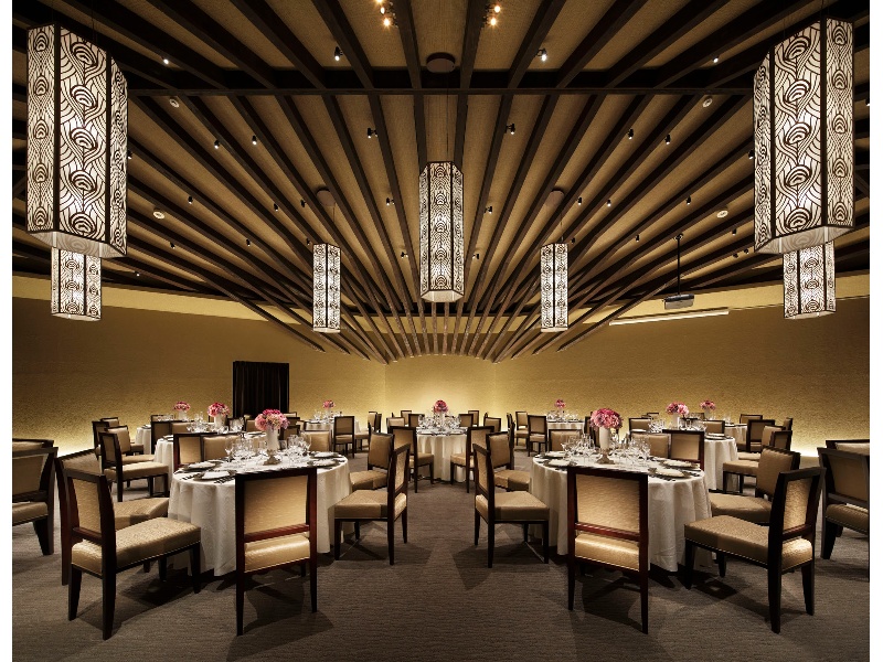 【バンケット-HISUI-】
随所に散りばめた銅と孔雀のモチーフをアクセントに、大きな窓と高い天井が印象的なバンケット。
●最大卓数：円卓20卓（1卓6名様）　
●収容人数：着席112名様/立食100名様
●面積：136.8㎡