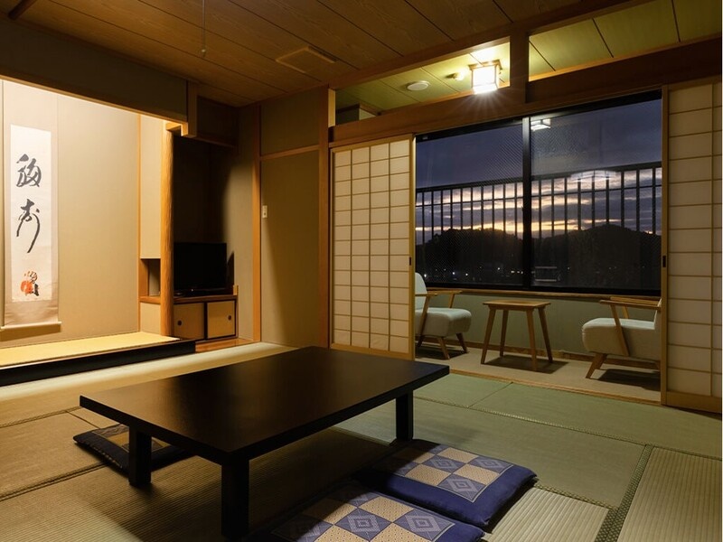 【客室例】
ゆったりとお荷物を広げるのにも便利な和室で、明日の準備も心配いらず。木と畳の香りに、お寛ぎください。