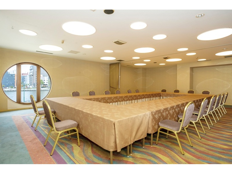 2階にある「ローズホール」は、窓から釧路川を眺めることが出来る会議用会場です。会議で60名様、宴会で50名様収容可能です。