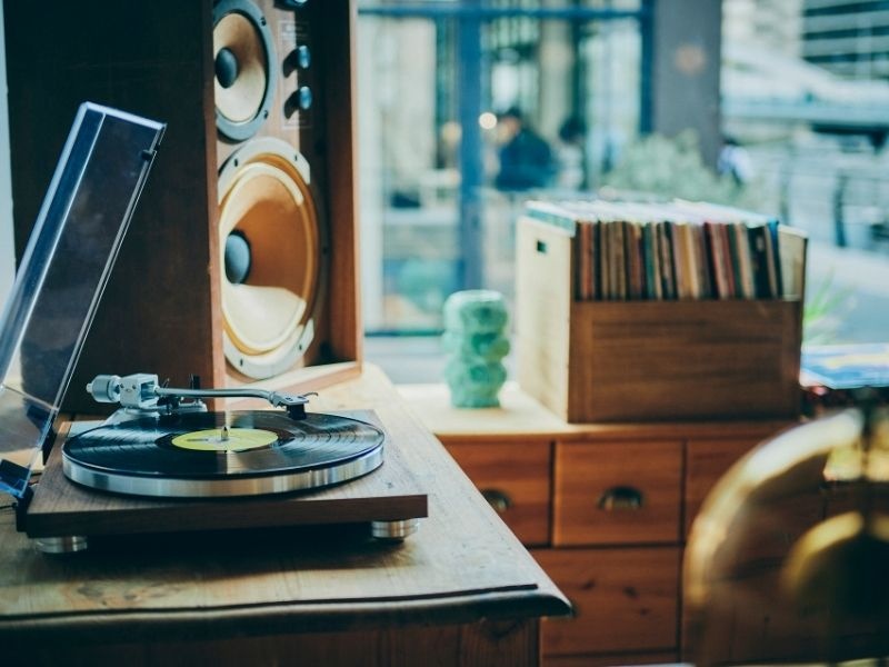 1Fミュージックスペース
レコードプレイヤーで音楽を楽しめます。
幅広い世代に合うレコードをご用意しています。