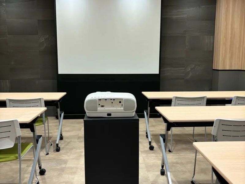 100型スクリーン＆プロジェクター（ＥＨ-ＴＷ7100）（有料）
会議もスムーズに進めることができます。
