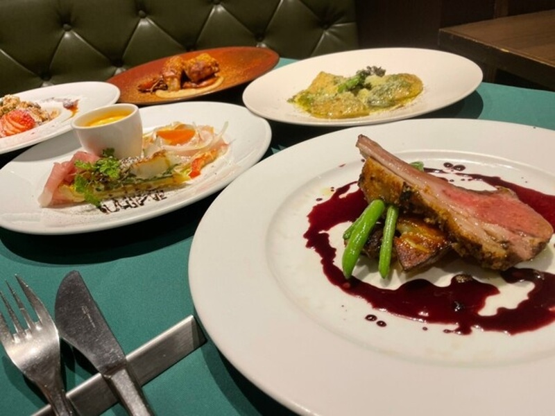 市場直送の新鮮食材を使った本格イタリアン。野菜・魚料理にこだわり、日替わりメニューも豊富にご用意。新宿屈指のコスパで、満足感・満腹感をとことん追求しています。