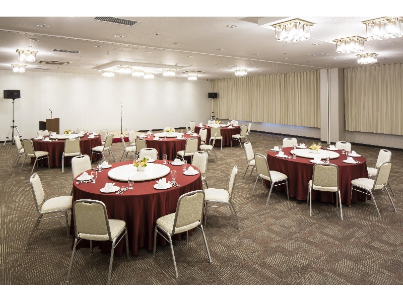 立食最大130名、着席最大80名収容可能な宴会場です。