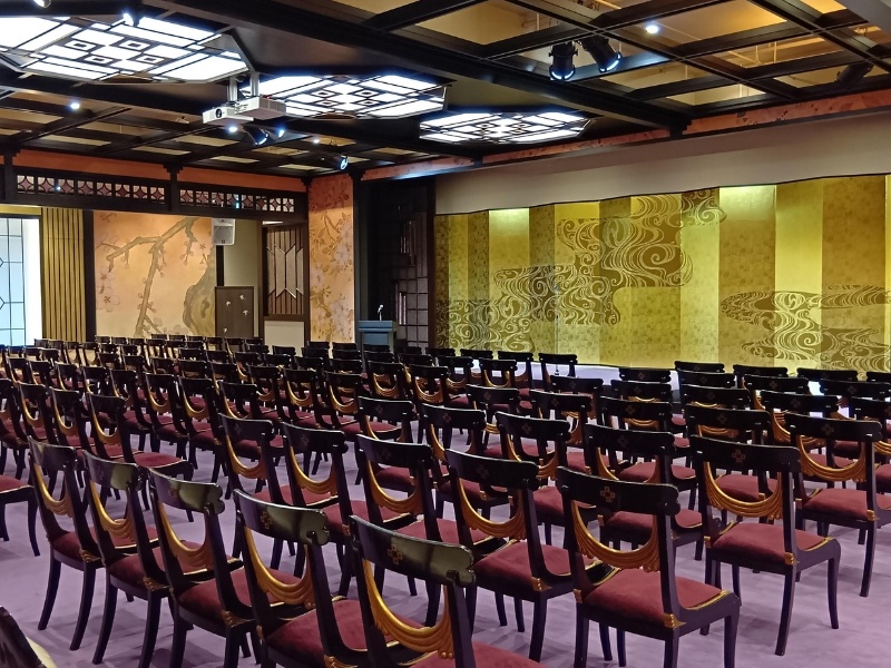 豊明：シアター150席
常設ステージがあり、表彰式などセレモニーに最適