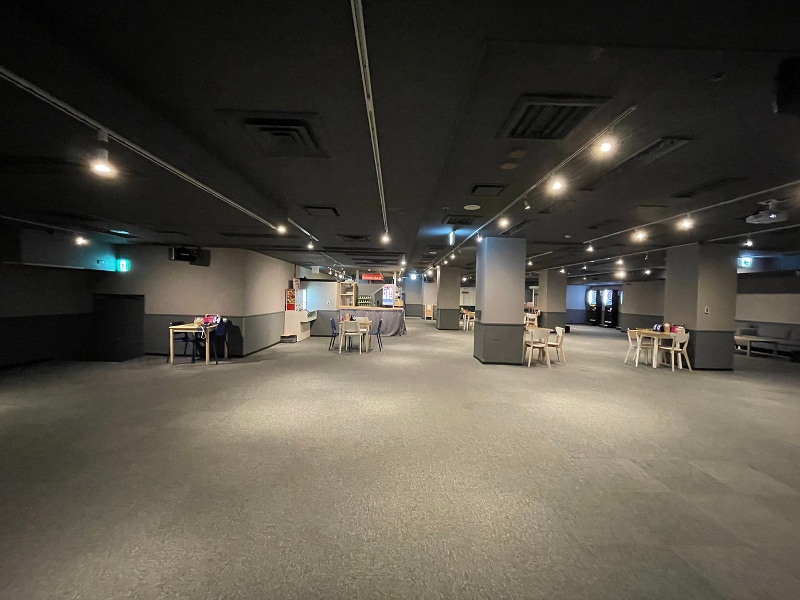 正面側から入口に向かったスペースです