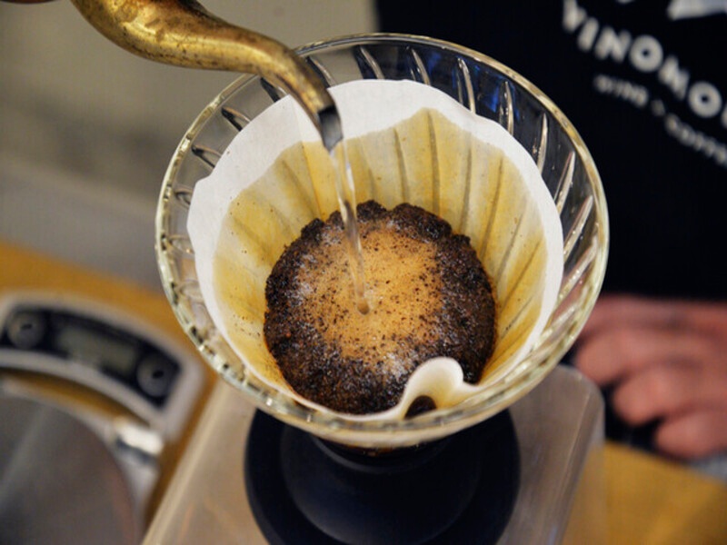 COFFEE　自分たちで豆を選んで、自分たちで焙煎。浅煎りから深煎りまでそろえてます。毎日の「ほっと一息」に寄りそう、飽きのこない一杯です。