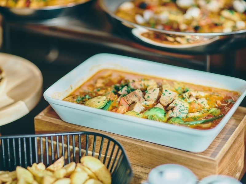 ブッフェ料理
豚バラ肉と季節野菜のトマト煮込み