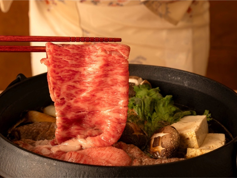 東京食肉市場に上場された黒毛和牛5等級を中心に、ほどけるような食感と上質な脂をご堪能いただけるすき焼き会席コース。
お客様の目の前で着物スタッフが丁寧に調理、お取り分けいたします。大切なご接待やご会食に、贅を尽くしたすき焼きを心ゆくまでお愉しみください。