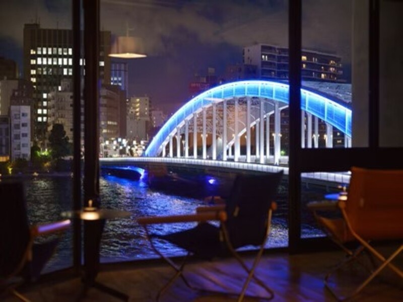 【4F カフェ ＆ ワインラウンジ】　
落ち着いた大人の空間、リバービュー＆夜景を楽しめる