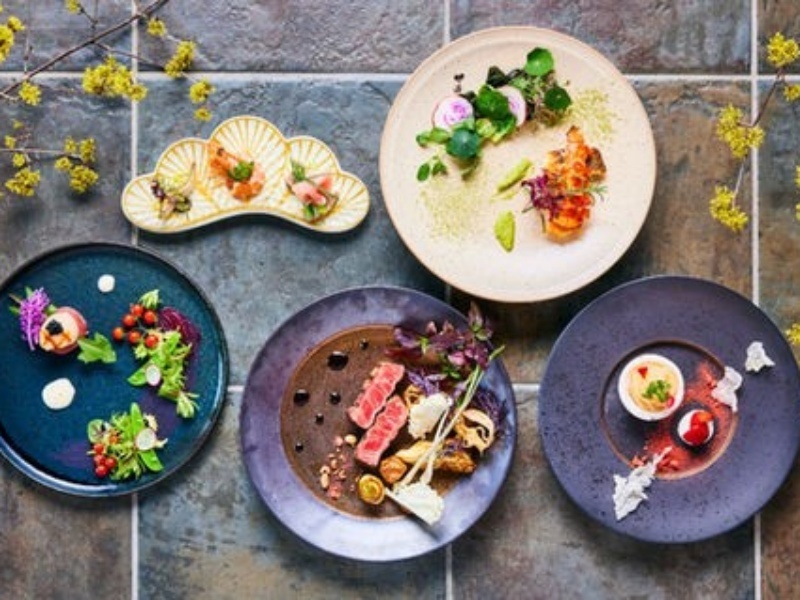 倉敷美観地区で味わう創作フレンチ。旬の食材を贅沢に使った一皿一皿が、器ごとに異なる表情で目を楽しませます。