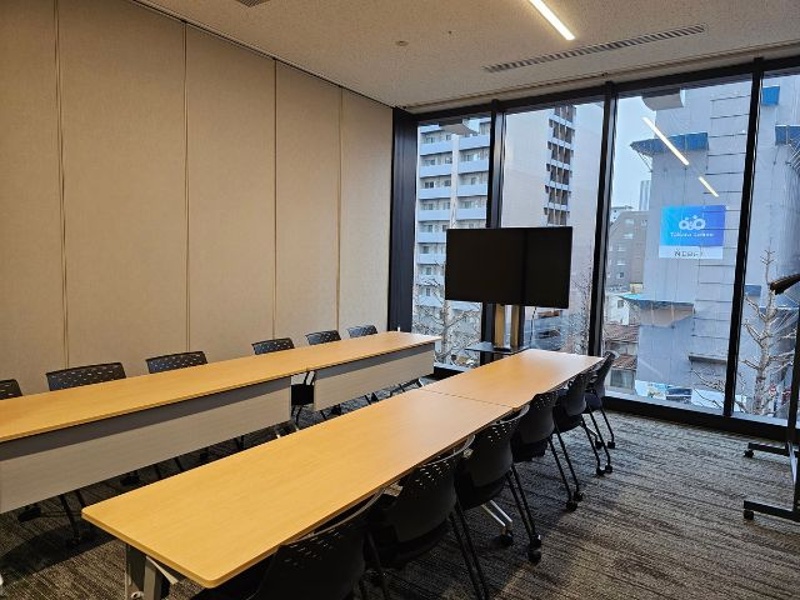 会議室_定員12名
備え付けのモニターでオンライン会議や資料投影も可能です。