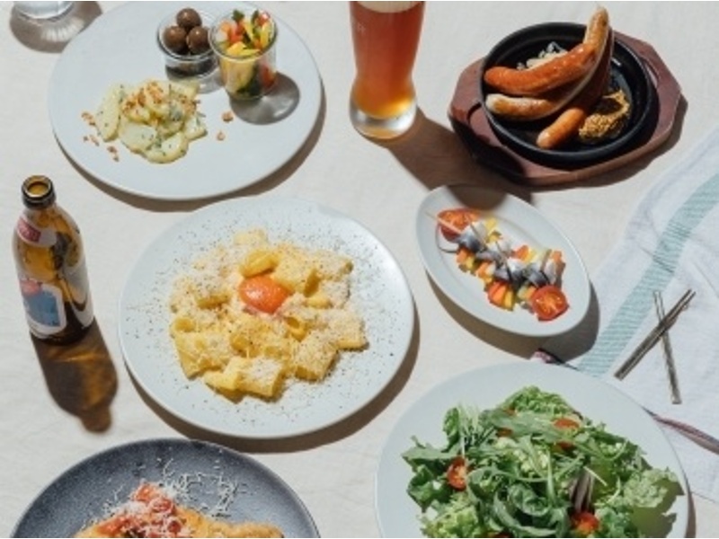 みんなでシェアして楽しむドイツ料理は、宴会にぴったり。テーブルに並ぶ料理の数々が会話を弾ませ、自然と笑顔があふれるひとときを演出します。