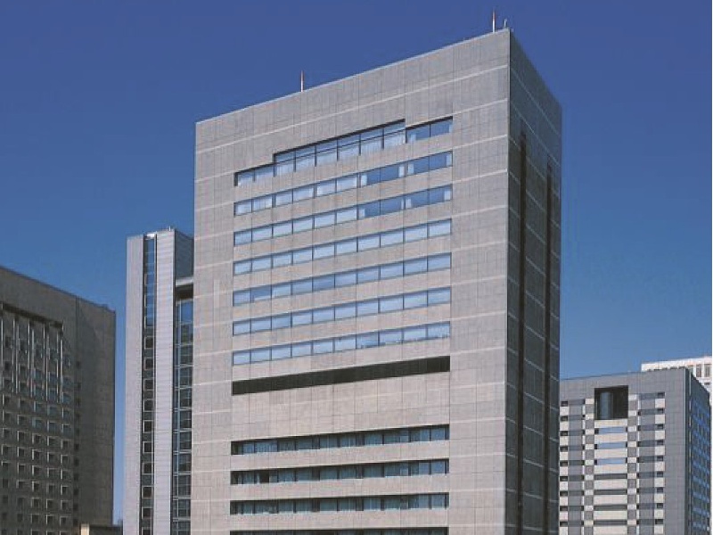 東京メトロ 銀座線・都営地下鉄 浅草線「新橋駅（7 番出口）」 徒歩3分/JR 各線「新橋駅（日比谷口）」 徒歩5分/都営地下鉄 三田線「内幸町駅（A5方面出口）」 徒歩4分