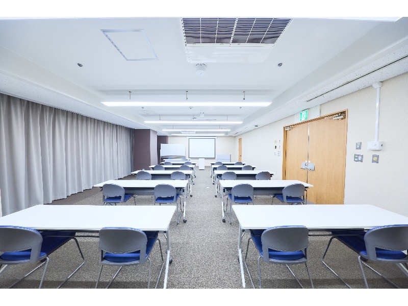 第5会議室  78㎡  天井高2.5m  スクール3名掛  30席（最大）