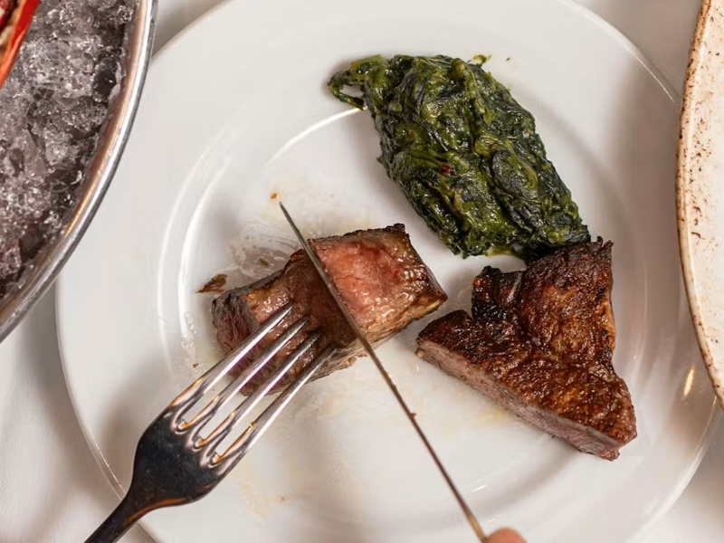 熟成が生む深いコクと旨味、ナイフがすっと入る驚きの柔らかさを堪能できる