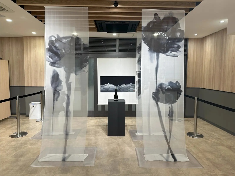 展示会仕様例：
オープンスぺースは木の温もりが感じられる空間。
天井はスケルトンで軽いものなら展示物を吊るすことも出来ます。
