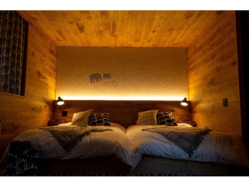 【宿泊施設】サウナスイートキャビン
フィンランドのテキスタイルブランド「フィンレイソン」とコラボした北欧を感じられるお部屋。