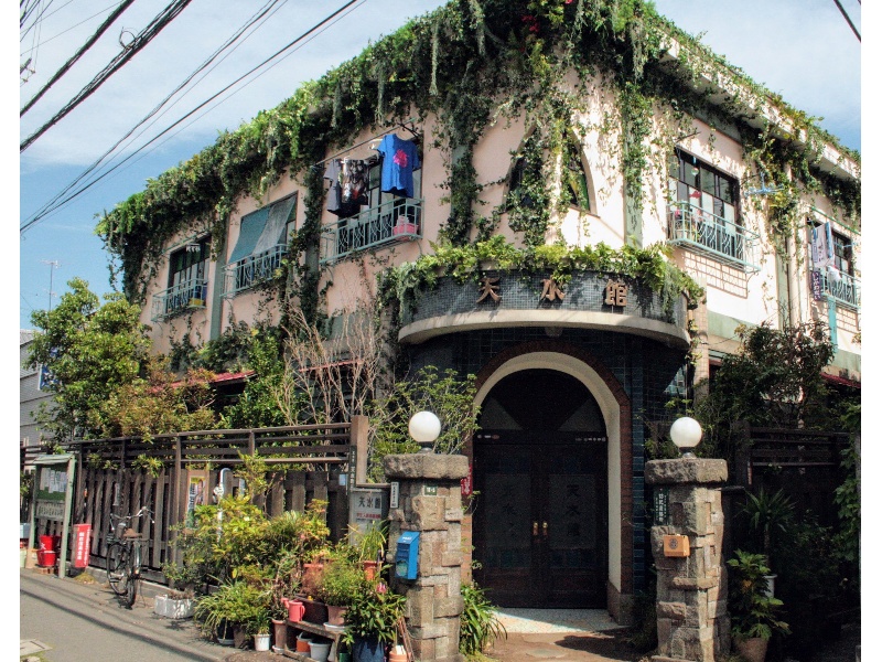 2014年公開の映画「海月姫」の撮影の際には、洋風モダン建築から、蔦のからまる年季の入った「天水館（あまみずかん）」に変身しています。他にも多数の映画・ドラマ・CM等で使用されており、ユニークなひとときを味わっていただけます。