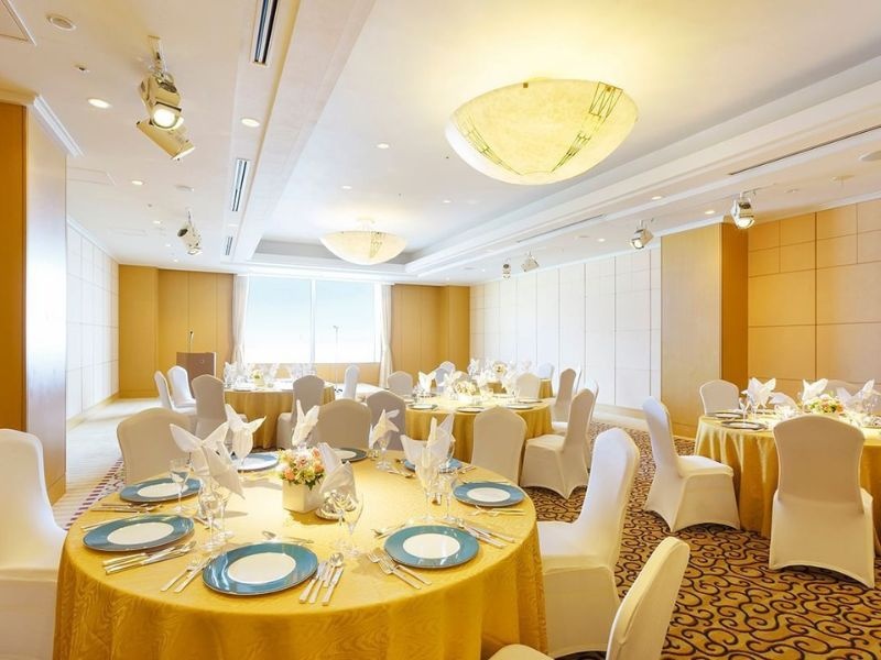 海
小樽港マリーナを一望する明るい雰囲気の会場。