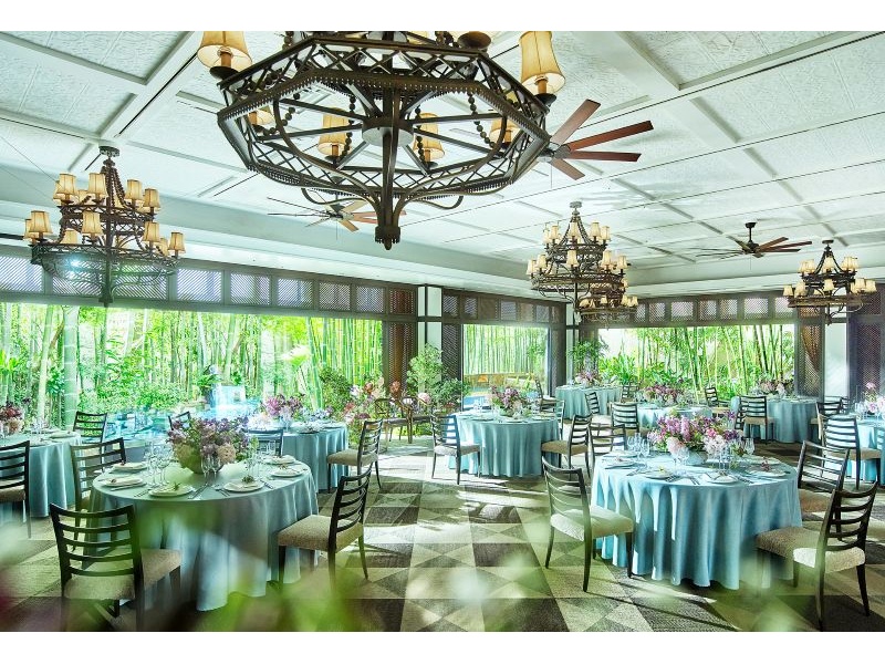 B1F【バンブーガーデン】
伝統的なデザインとモダンで落ち着いた空間は、洗礼された大人のイメージです。周囲を囲むバンブーガーデンの景色を眺めながら特別な一日をお過ごしいただけます。
着席：106席 立食：120名 スクール：90名 シアター：176名