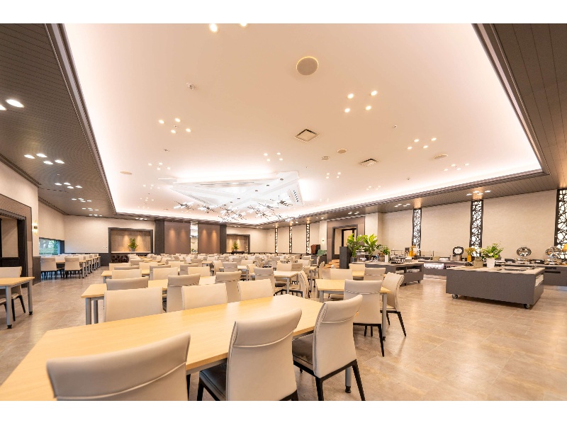 【The Season】
立食 160名様
着席 130名様

朝食会場としてもご利用いただくレストランです。開放感の高い天井高が特長です。