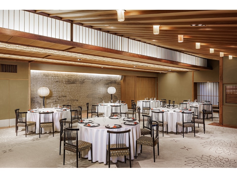 ご宴席の目的内容に応じて心に残る1日の演出をお手伝いします。隅々まで行き届いたきめ細やかなサービス、あらゆる御意向にお応えします。