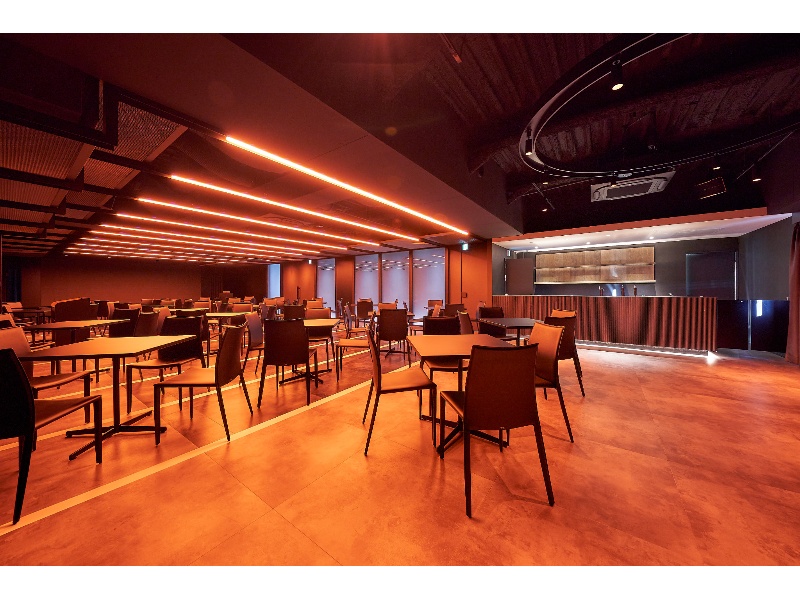 【メインフロア - 照明は調光可能なので自由自在に雰囲気を変えることができます】- グレイドパーク 新橋駅前8F（銀座口）