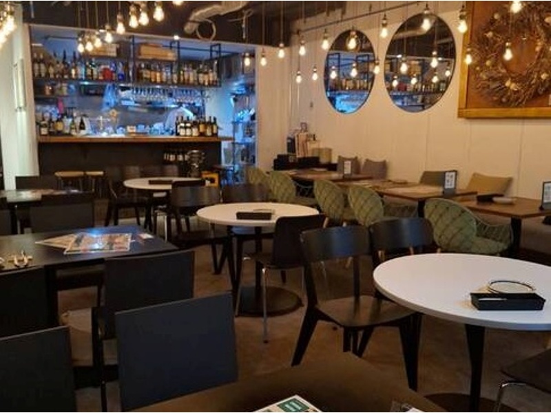 町屋駅より徒歩6分の隠れ家イタリアンバルです。着席最大35名様・立食最大50名様まで対応可能で、人数に応じた貸切もお受けしております（20名様以下～50名様まで対応可）。