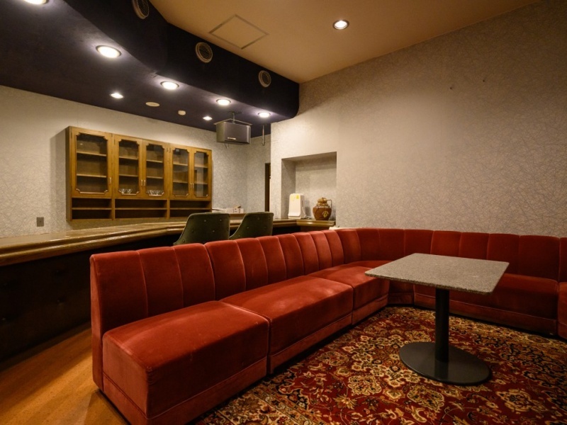 まるで誰かの隠れ家バーに招かれたような、自由で贅沢な空間。 ドリンクは自分たちで作って、仲間にふるまうのもOK。 歌って、語って、笑って――深夜の時間がもっと特別になる一室です。