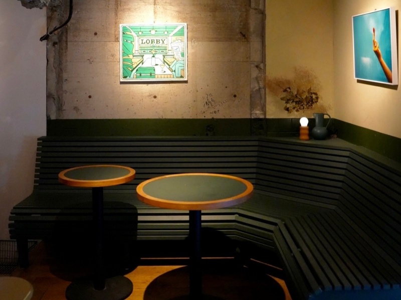 カウンター・テーブル26席で多様な配置が可能です。