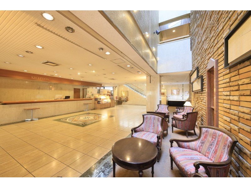 シャトレーゼホテル談露館
エントランスです。モザイク画が特徴的な洋風な趣のエントランスです。お土産コーナー、ワイン販売などもございます。ご利用くださいませ。