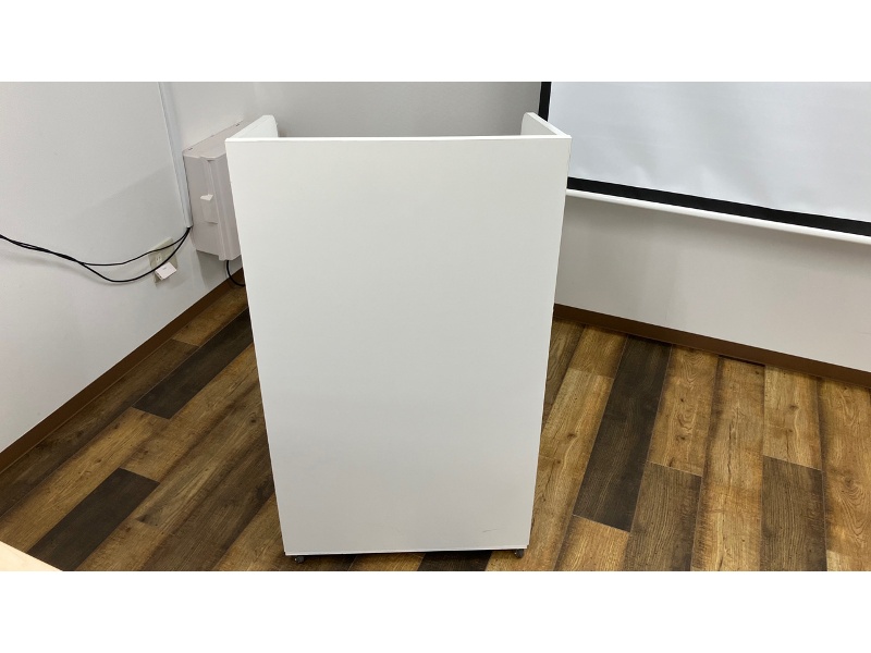 講演会、展示会などイベント会場のスピーチで使用する演台・司会台も無料で貸し出ししております。
パソコンや資料、荷物を置くのにとても便利です。