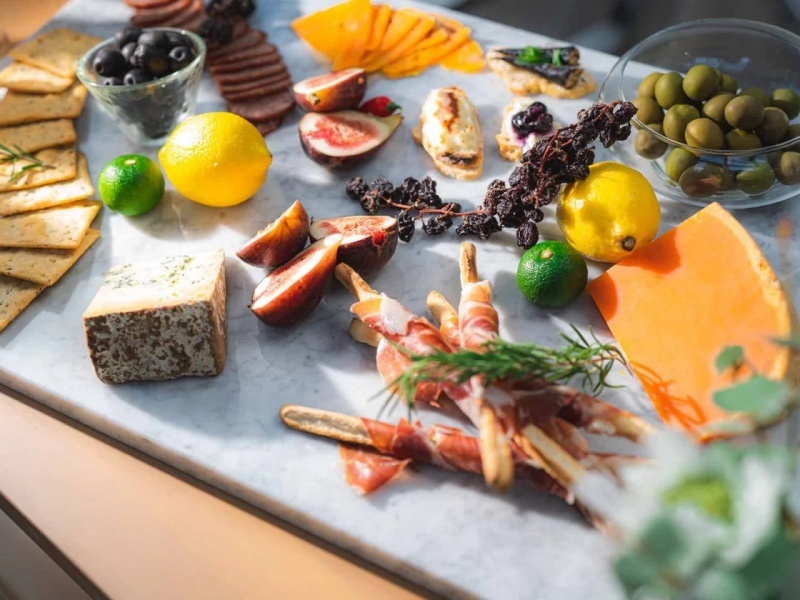 少人数ならではのきめ細やかな料理提供が可能。一人ひとりに向き合う専属シェフのサービスが満足度を高めます。