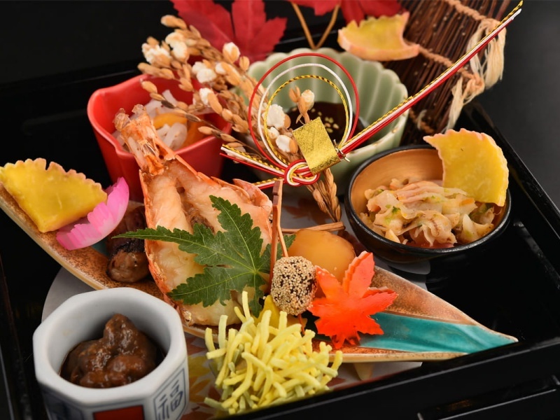 信州の恵みをふんだんに盛り込んだ四季折々の会席料理。一皿一皿に心を込めた美しい盛り付けが、宴席をより印象深いものに。