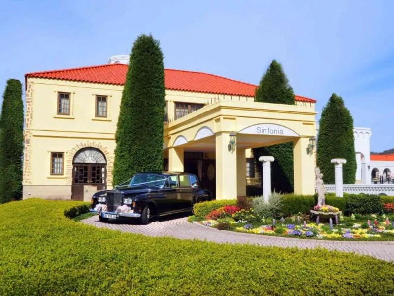 【外観】中世イタリアの街並みのようなクラシカルな佇まい。