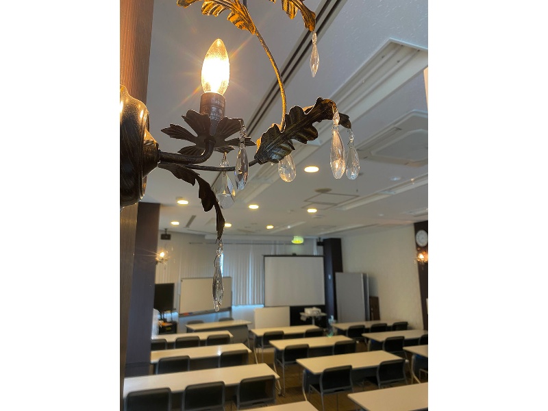 【多目的ホール】ダウンライトとブラケットライトでパーティーの雰囲気を演出