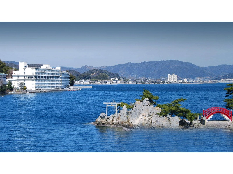湖畔に建つ絶景の宿です