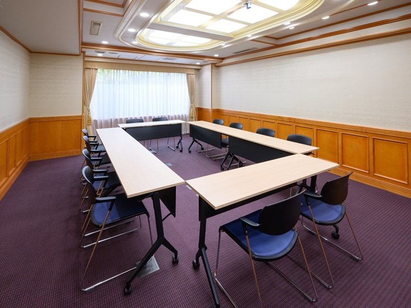 E会議室(34㎡)ロの字/12名
窓開放可能です。