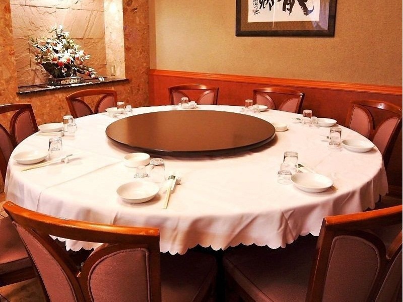 個室
南京町の喧騒を離れた非日常空間を。
中華風個室22名、洋風個室12名、メインダイニング60名、パーティースペース100名。
用途に合わせた多彩な会場で特別な宴会を。