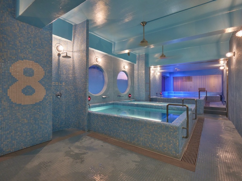 男女共有の水着で入るスパは、随所にフォトジェニックなシンボル、サウナ・水中で過ごすような感覚のリラクゼーションプール・温浴・水風呂を有しプールにはウォーターホールを設置。