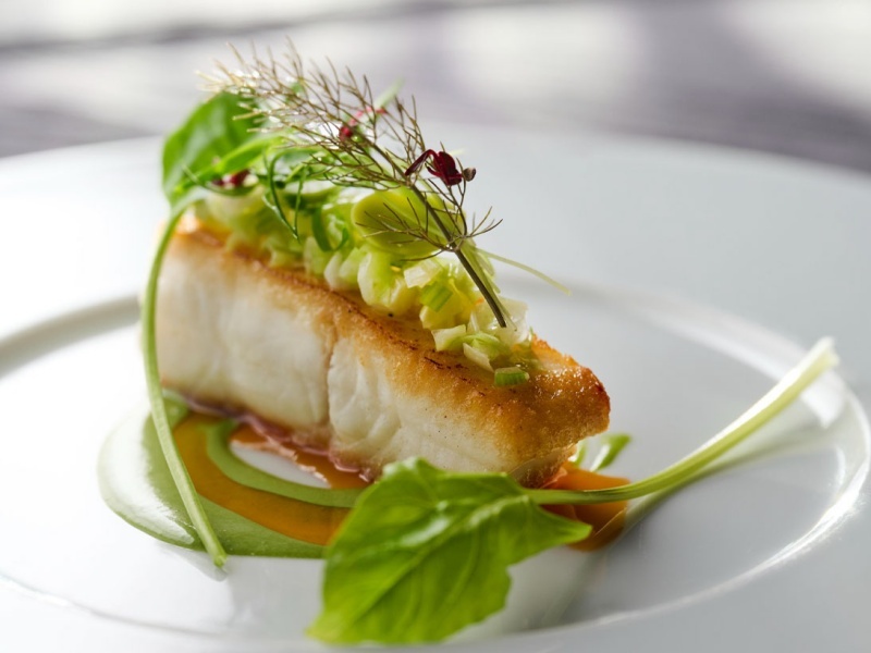 彩り野菜と楽しむ、上品な魚料理