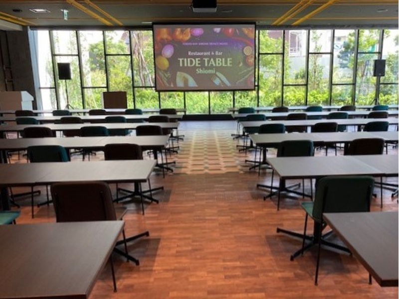 【The Garden Hall】
中央にスクリーンを下すことが可能です。